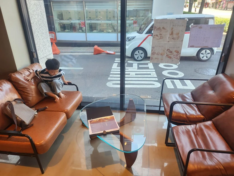 부천 필라텔리카페 아들램과 픽한 자리는 들어와서 첫 자리, 푹신한 소파에 바로 신발벗고 올라가서 장난치는 녀석이다.